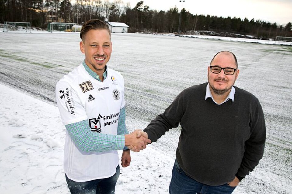 OAIK:s sportchef Mikael Persson hälsar Sonny Karlsson välkommen till Oskarshamns AIK.