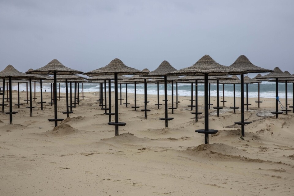 En öde strand tillhörande ett hotell i Medelhavsstaden Mersa Matruh i mars.