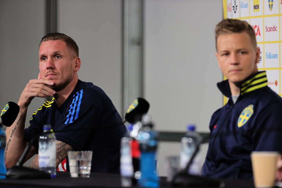 Robin Olsen och landslagets målvaktstränare Maths Elfvendal på dagens presskonferens.