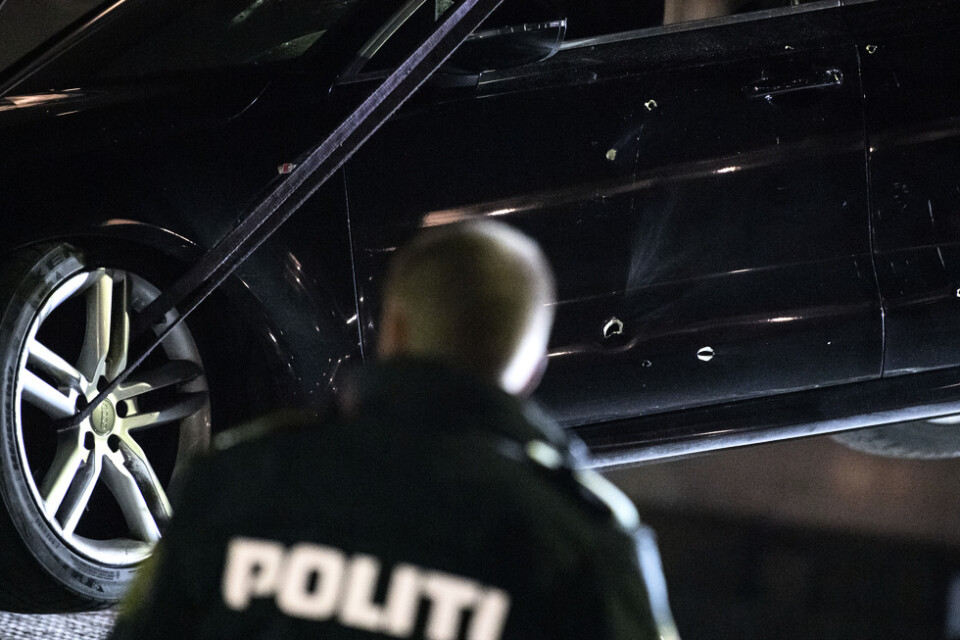 En bil med skotthål undersöks i Ishøj utanför Köpenhamn i september förra året sedan en person skjutits ihjäl och två skadats. Arkivbild.