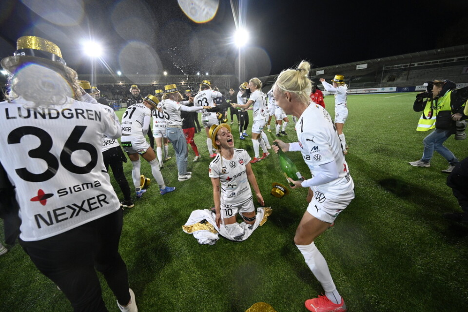 Rosengård jublar över segern mot Eskilstuna och det sedan tidigare säkrade SM-guldet i fotboll.