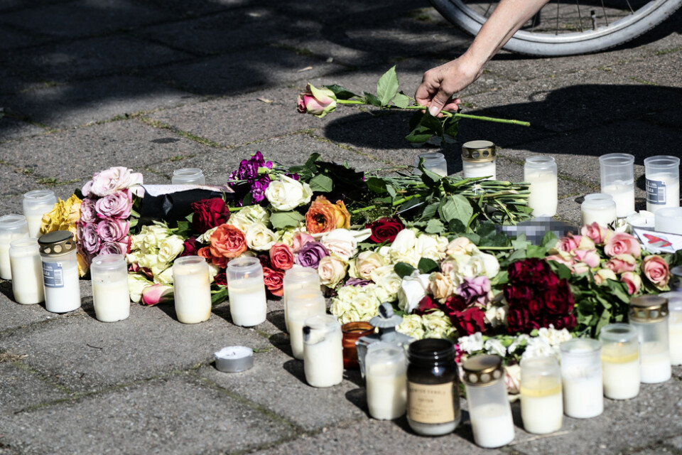En kvinna lägger ner en ros vid minnesplatsen på Sergels väg i stadsdelen Ribersborg i Malmö där en 30-årig kvinna sköts till döds den 26 augusti 2019. Arkivbild.
