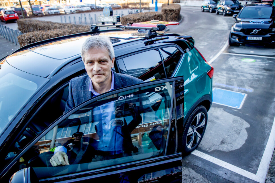 Robert Eriksson på Volvo Cars vid en taxi som just kört av den blå, kvadratiska laddplattan. Hittills finns tekniken med trådlös laddning inte i Volvos vanliga, eldrivna personbilar. Men om några år kan det vara dags.