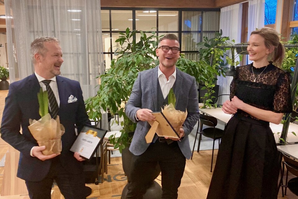 Pontus Albinzon och Stefanos Papamichailidis på Re:play tar emot första priset i Företagsfabrikens innovationstävling av Maja Modigh, vd på Hansson Thyresson.