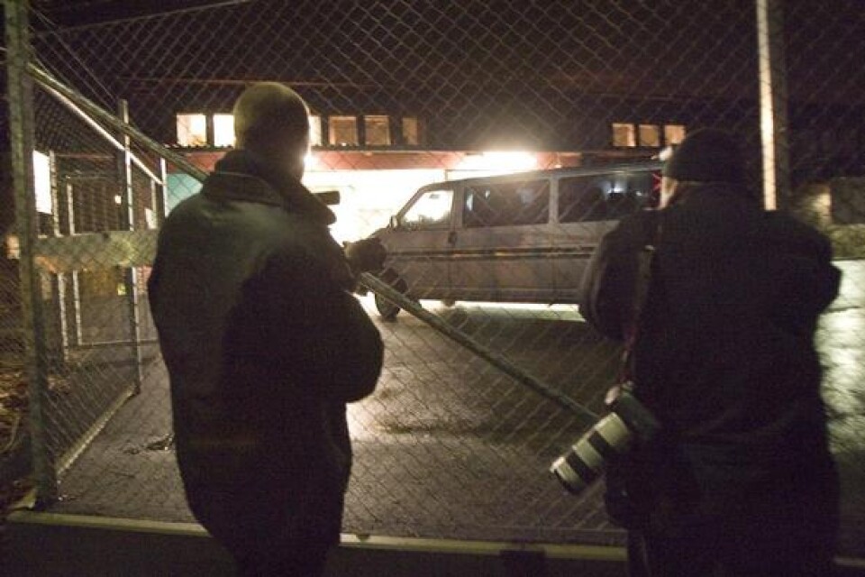 Media var på plats utanför polishuset i Ystad när den kända och nu våldtäktsmisstänkte artisten anlände till Ystad för förhör. Bild: Bass Nilsson.