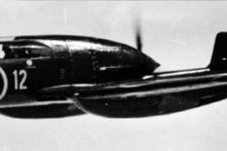 J 21. "Tvestjärten". Propellerdrivet dagjaktplan med skjutande propeller, byggt på Saab i Linköping. Maxfarten var cirka 550 kilometer i timmen. J 21 var utrustad med automatkanoner. Saab byggde senare en jetdriven version av J 21, kallad J 21 R. Den var dock aldrig stationerad på F 12. J 21 fanns på F 12 1947-1952.