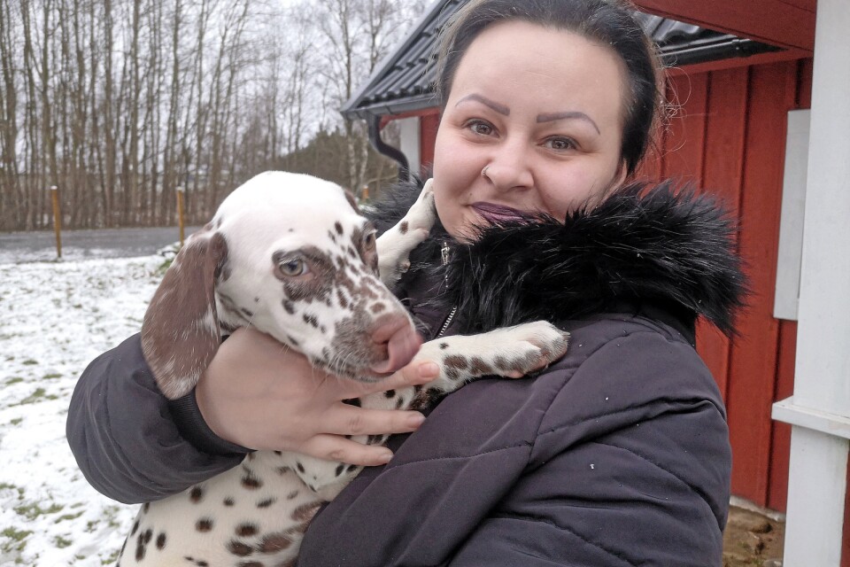Gabriella med nya friska hunden Lycka.