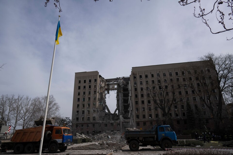 Förstörelse. Den lokala regeringens byggnad i Mykolajiv, en viktig strategisk punkt i södra Ukraina.
