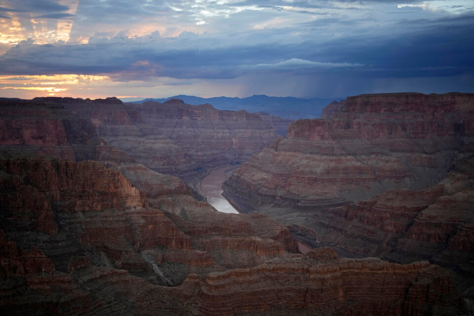 Coloradofloden har gröpt ur berggrunden och bildat den mäktiga ravinen Grand Canyon.