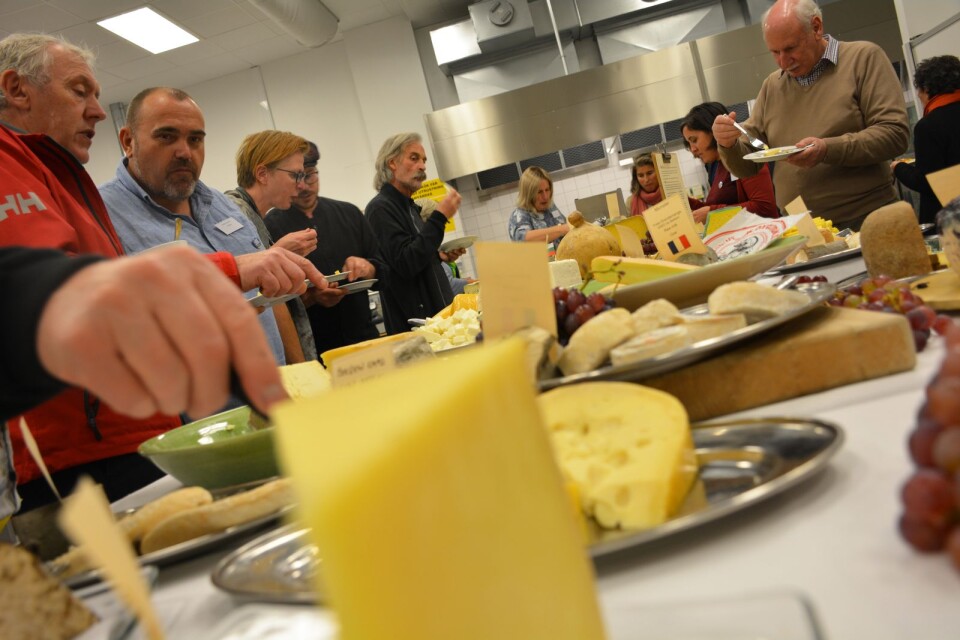 Europeisk ostbuffé vid ostkongress på Krinova för europeiskt nätverk, FACEnetwork, för gårds- och hantverksmejerister.