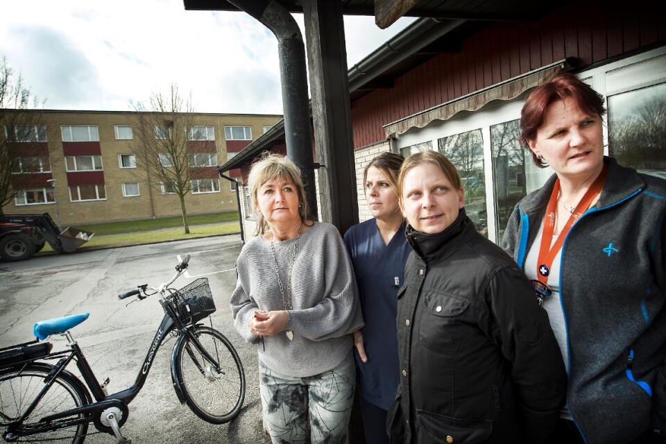 Urszula Adamczak, Valjbona Murseli, Nathalie Sandquist och Viveka Johnsson jobbar inom hemtjänsten på Gamlegården. Foto: Tommy Svensson