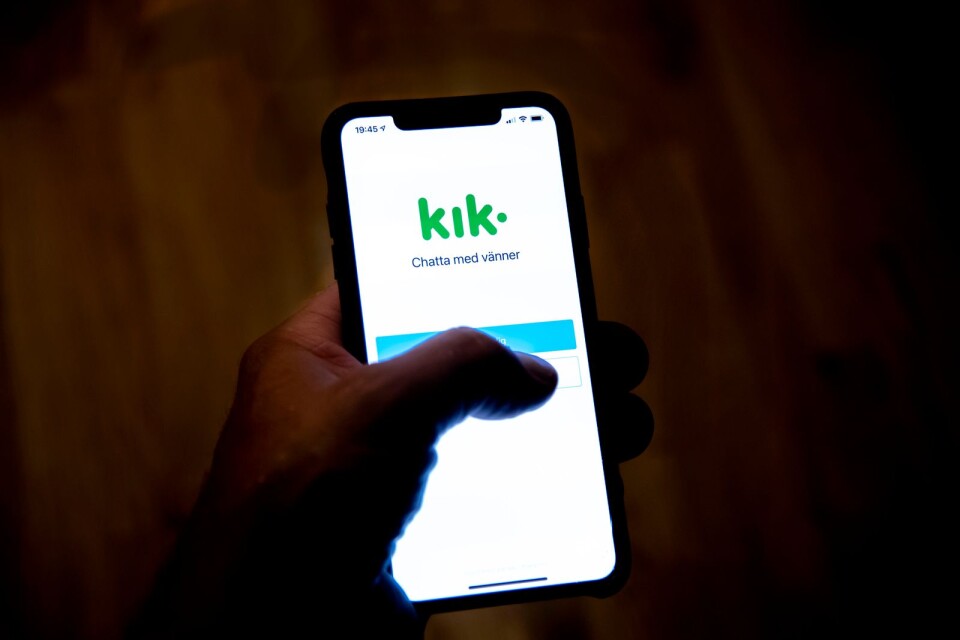 När en kontakt har tagits på någon av eskortsajterna tas ofta kontakten vidare på appen Kik, en app som inte sällan används av ungdomar för att chatta. Det var via Kik BT:s reportrar hade mest kontakt med sexköparna.