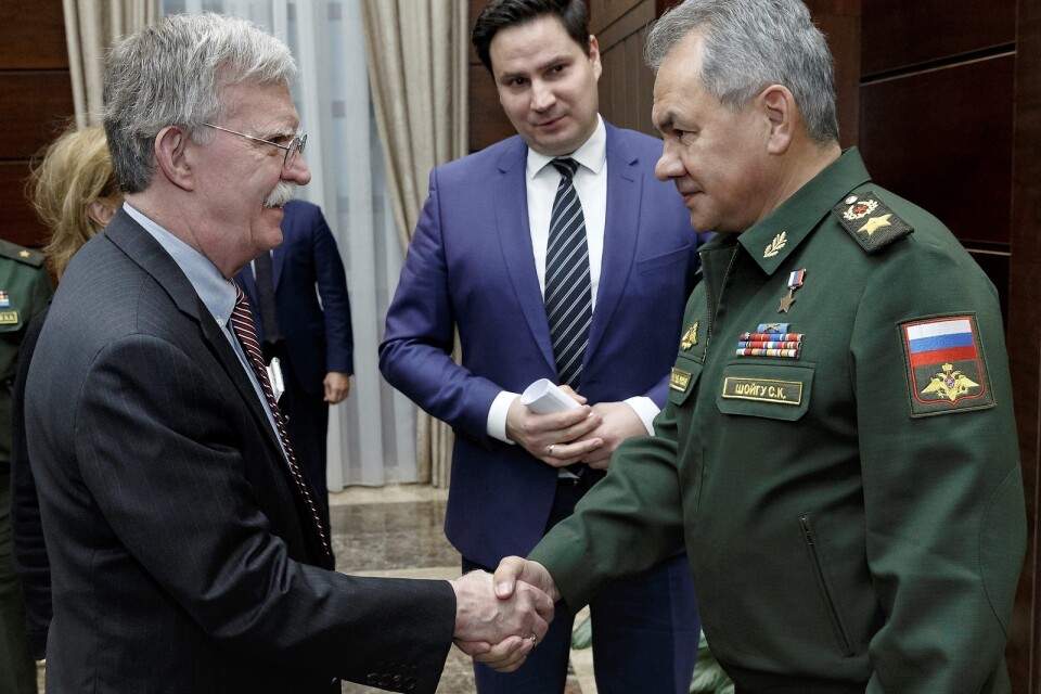 John Bolton träffade för­svars­mi­nis­ter Ser­gei Shoigu.   Foto: TT