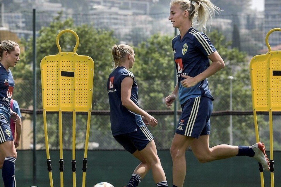 Sofia Jakobsson , här i träningstagen tillsammans med Elin Rubensson, hoppas på spel i gruppfinalen mot USA.     Foto: TT