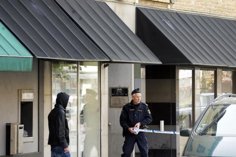 Vid 11-tiden fick Kronobergspolisen ett överfallslarm från Swedbanks kontor i centrala Alvesta. Larmet var skarpt och en gärningsman som var beväpnad med vapen hade genomfört ett rånförsök. Polisen tror inte att gärningsmannen lyckats få med sig något av värde från banken.