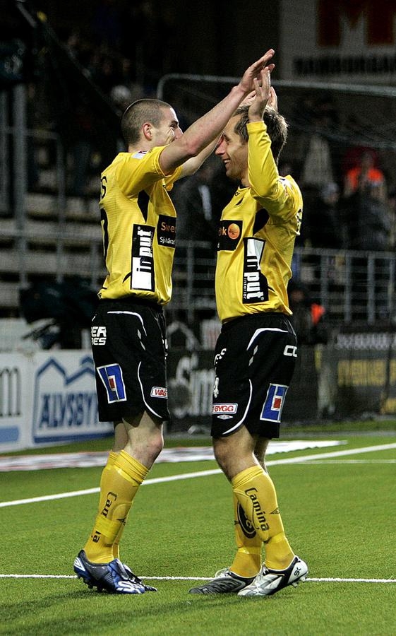 Johan Karlsson gratulerar lagkamraten James Keene efter dennes 1-0 mål.
