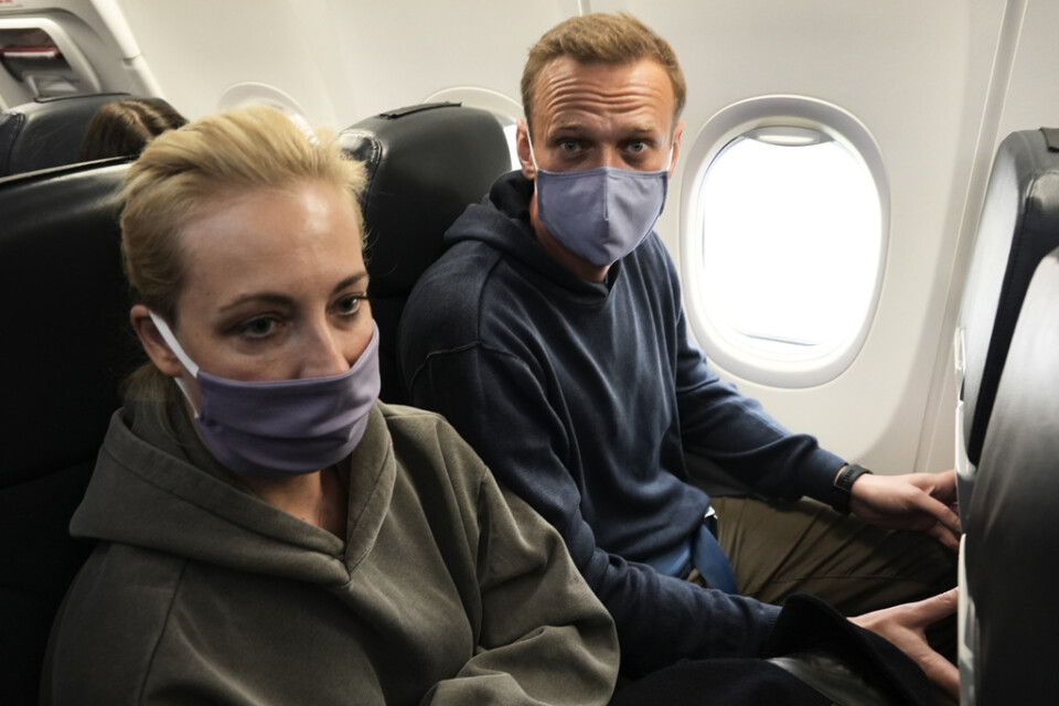 Aleksej Navalnyj och hans fru Julia på flygplanet på väg mot Moskva.