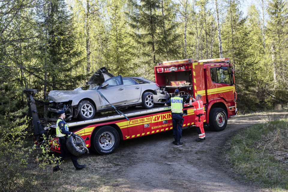 Två flickor överlevde olyckan i Sörfors i slutet av maj, där fyra 16-åriga pojkar omkom. Nu har den 19-åriga kvinnan, som varit nedsövt med livshotande skador, vaknat men är ännu inte kontaktbar.