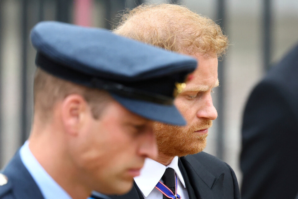 Brittiska prins William, till vänster, och prins Harry vid drottning Elizabeths begravning i september förra året.
