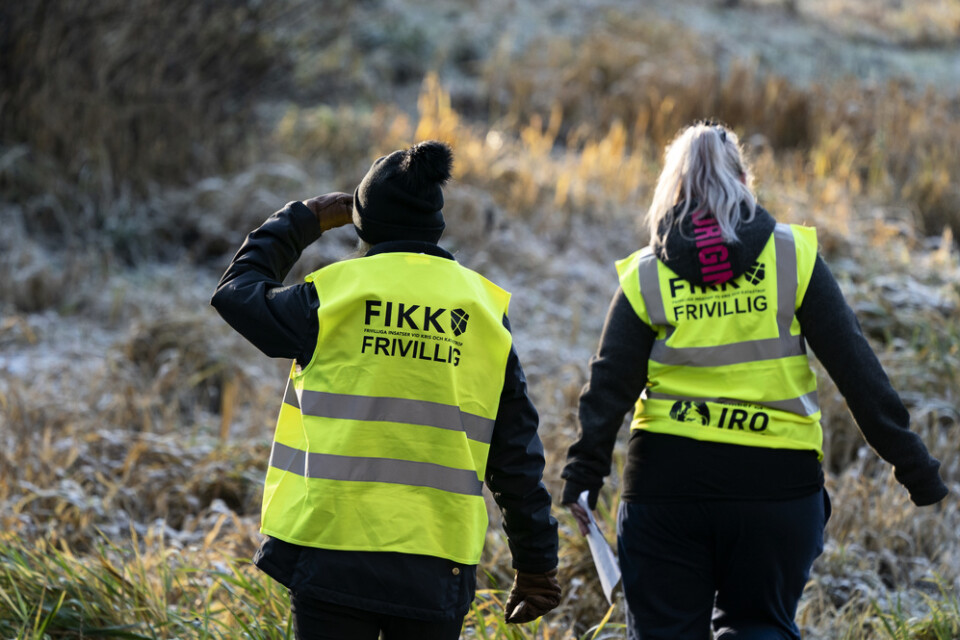 Personer från sökorganisationen Fikk söker utmed Vramsån i Tollarp under lördagen. Den 20-åriga kvinnan har varit försvunnen i en vecka.