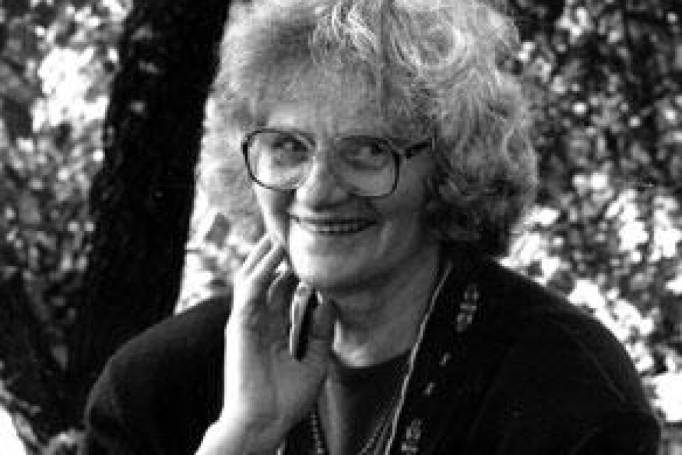 Anna Rydstedt-Dannsted, Årets ölänning 1980. Författarinnan från Ventlinge, blev Årets ölänning 1980. Hon gratulerades av landshövding Erik Westerlind som överlämnade Sollidenpriset, en praktull Orreforsvas. (Foto: Bengt Höglund)