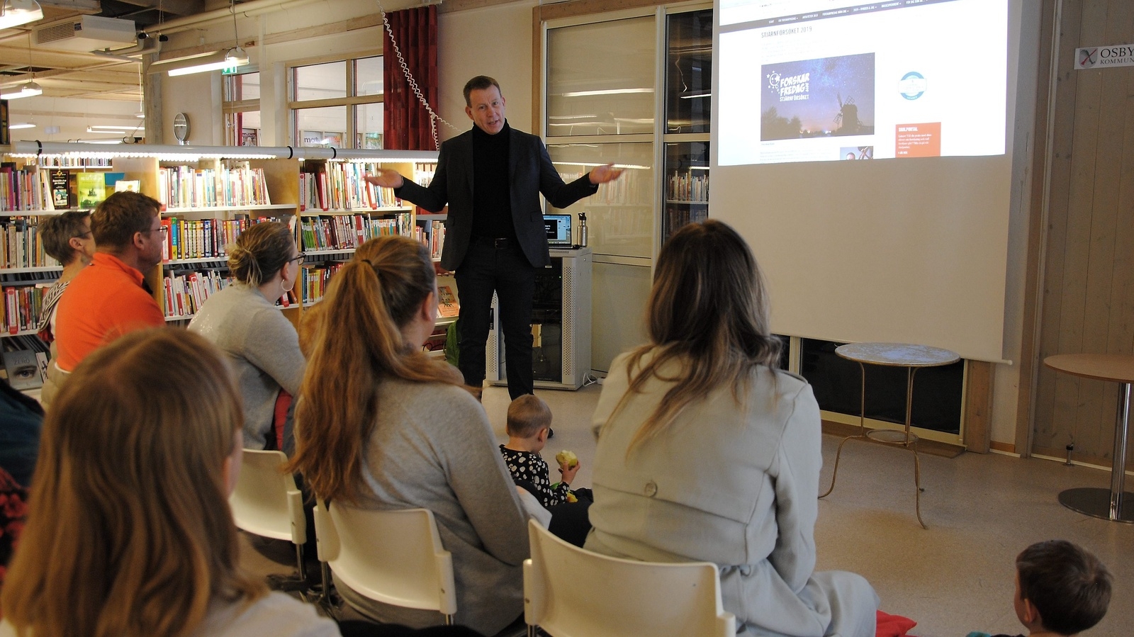Urban Eriksson höll föreläsning om Vintergatans hemligheter på Osby bibliotek.