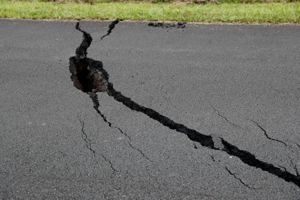 Sprickor i vägen efter en jordbävning i Pahoa, Hawaii.