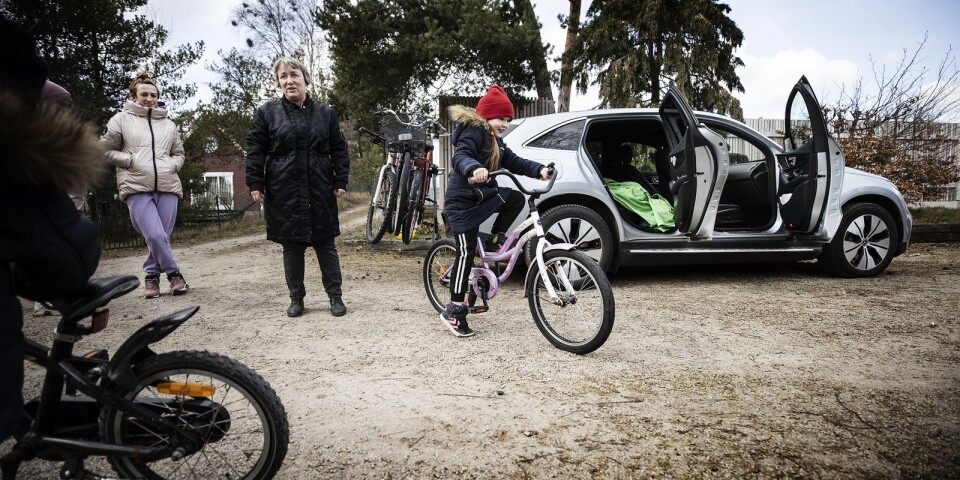 Viktoria Stoliarets och Petra Brüggemann kan tänkta på annat för en stund när Anna provar sin nya cykel.