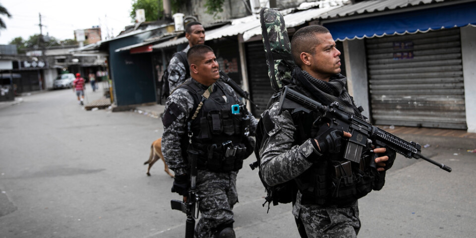 Poliser i ett slumområde, så kallad favela, i Rio. Bilden är från september i fjol.
