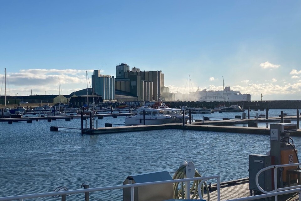 Röken syntes över hela hamnen.