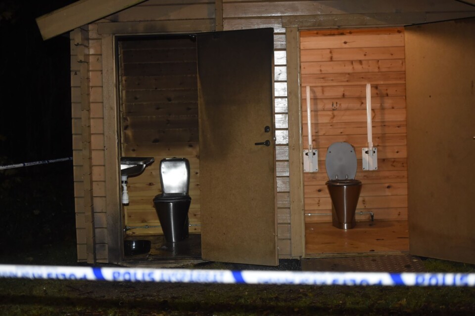 Ett föremål hittades på en allmän toalett. Polisen har spärrat av Strandängens badplats i avvaktan på nationella bombskyddet.