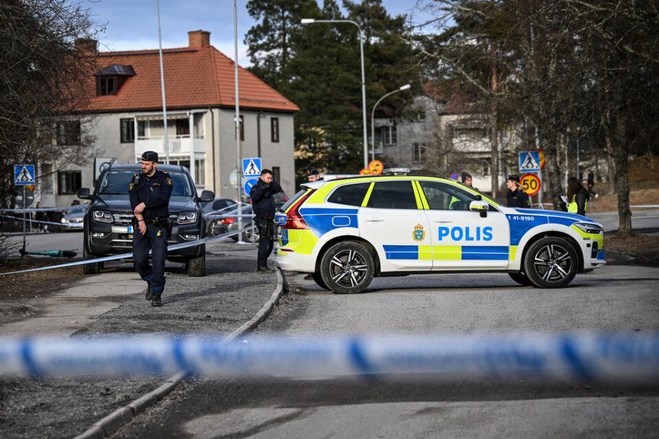 En man i 20-årsåldern sköts till döds på en parkeringsplats vid Rekarnegymnasiet i Eskilstuna.