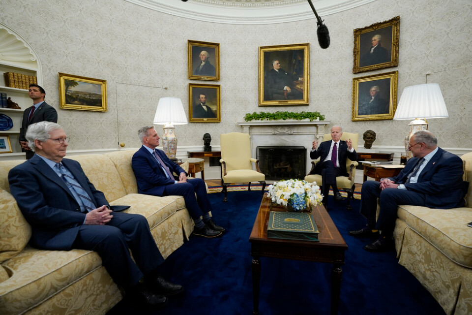 Från vänster: senatens minoritetsledare Mitch McConnel, representanthusets talman Kevin McCarthy, presidenten Joe Biden och senatens majoritetsledare Chuck Schumer under mötet i Ovala rummet i Vita huset.