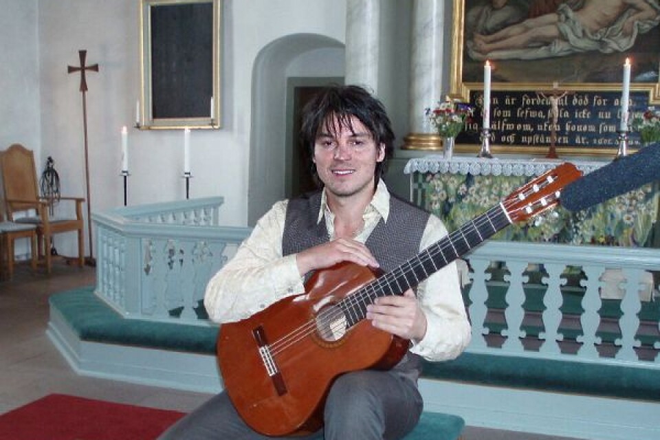 Konsertgitarristen Robert Karlsson gav gitarrkonsert för runt 100 besökare i Örkeneds kyrka. Foto: PRIVAT
