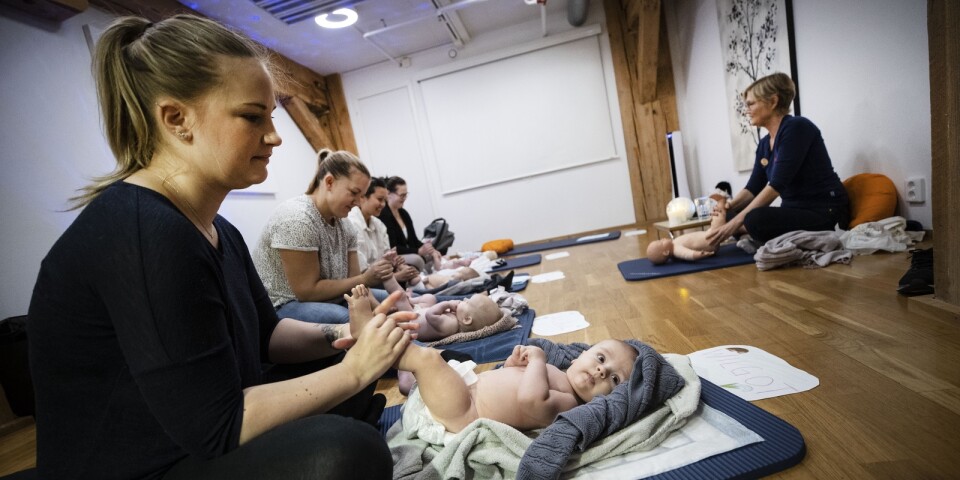 Här får bebisarna massage – må bra-hormoner sprider sig i rummet