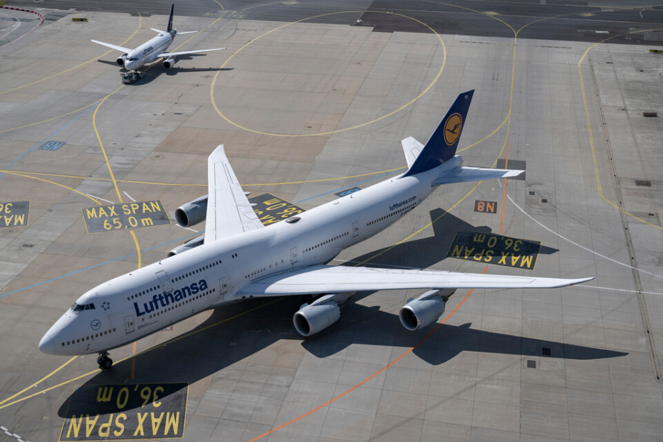 Ett Lufthansa-plan av modellen Boeing 747 taxar ut från en av gaterna vid Frankfurts internationella flygplats.