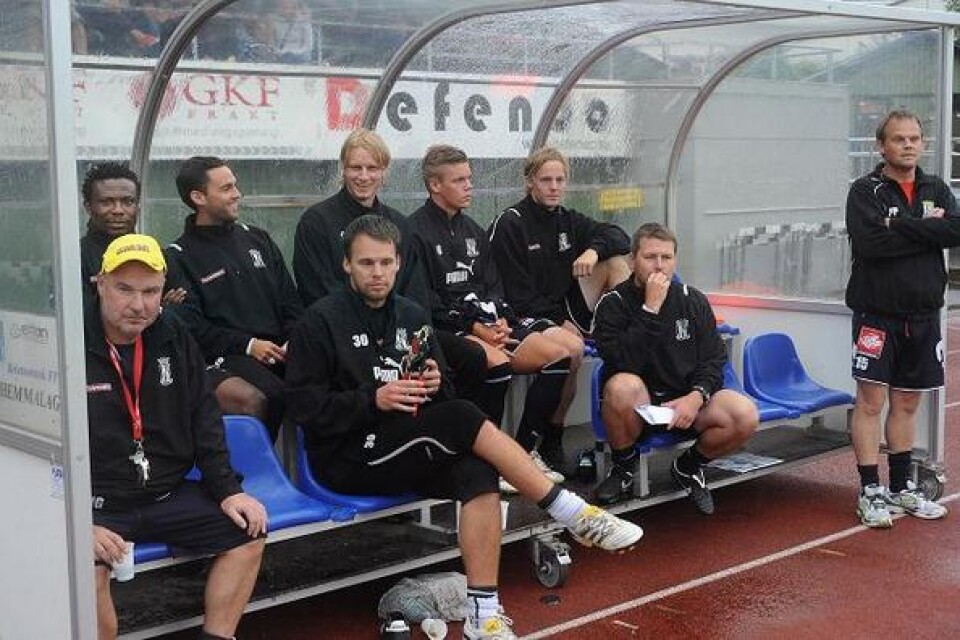 Adeshina Lawal (längst upp till vänster) satt fast på bänken under hela matchen mot Torslanda. Foto: Bosse Nilsson