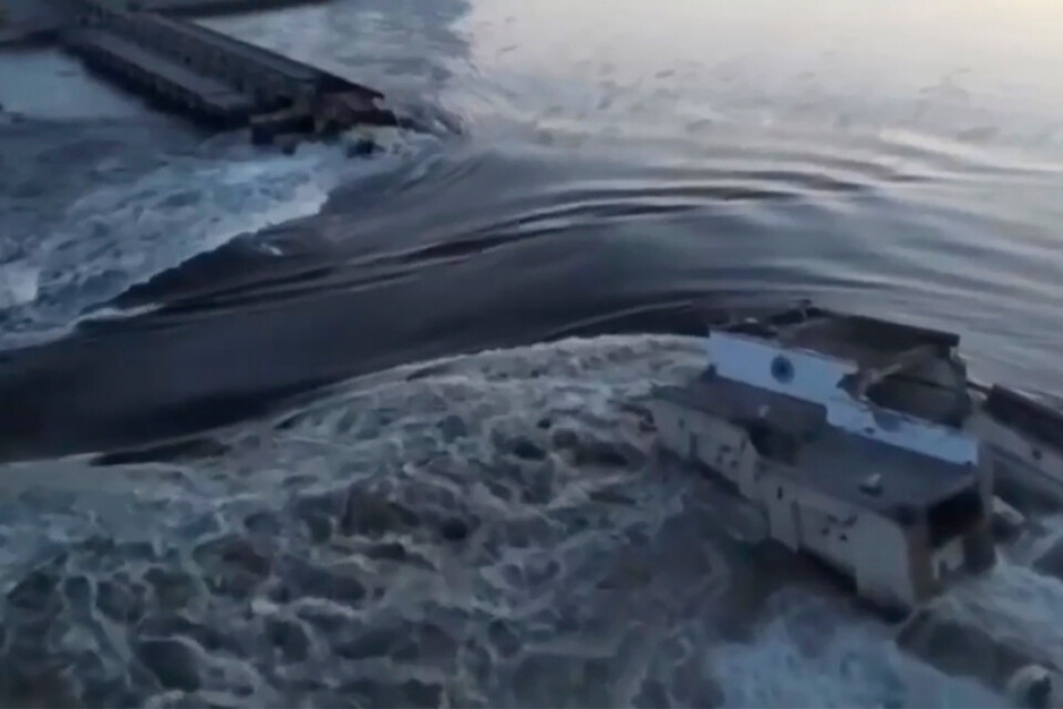 Vatten forsar ut från den förstörda dammen i Kachovka i södra Ukraina. Bilden är tagen från en video som släppts av Ukrainas presidentkansli.