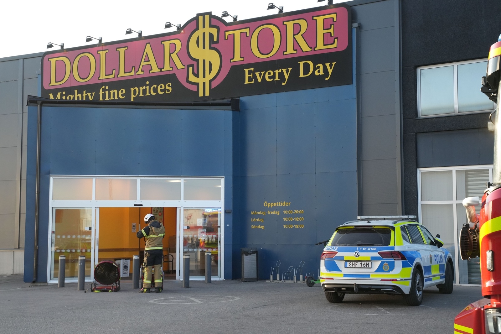 Polis och räddningstjänst kallades till den misstänkta mordbranden på Dollarstore i Växjö.