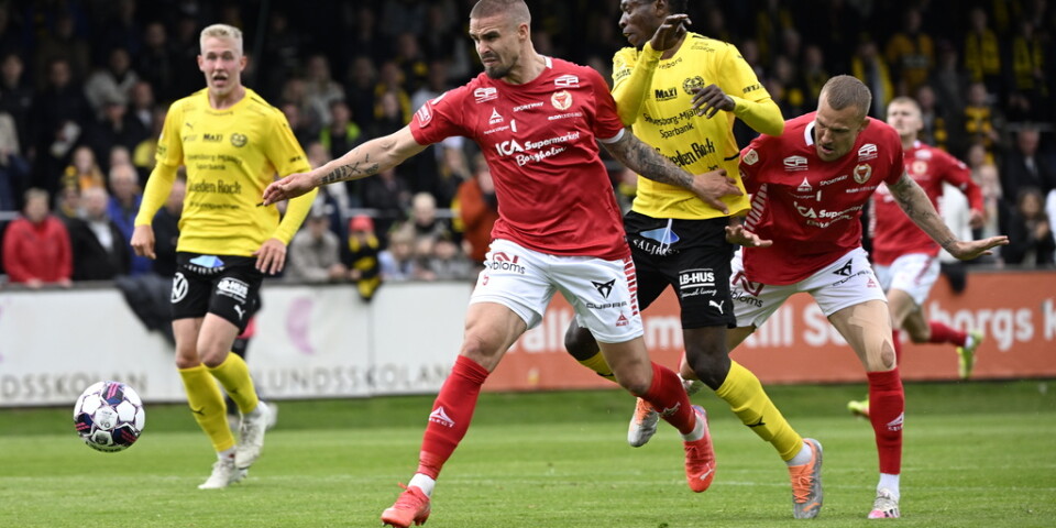 Kalmar FF:s Douglas Bergqvist, mitten, var sist på bollen vid Mjällbys 1–0-mål i 1–1-matchen på Strandvallen.