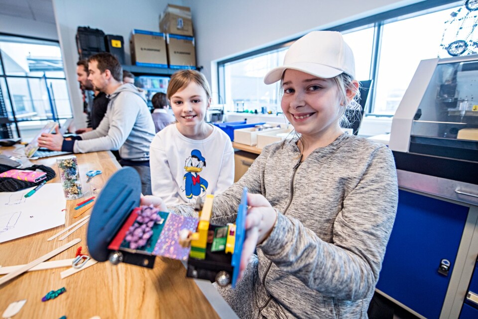 Ellen Svanström och Agnes Nordin, 11 år, har designat en egen farkost.