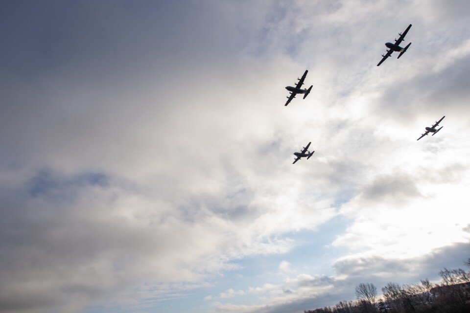 Four Hercules planes flew a Christmas bulb formation over Kristianstad.