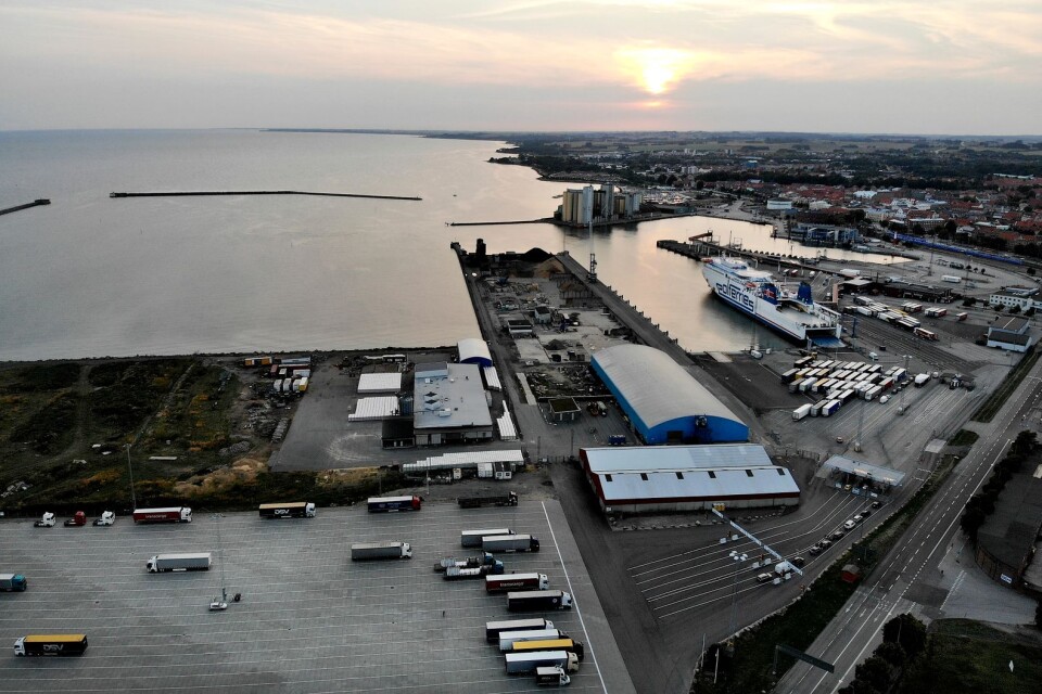 Utbyggnaden av hamnen skulle skuldsätta Ystads kommun ännu mer och det är oförsvaligt, anser Jan Axlund (M).