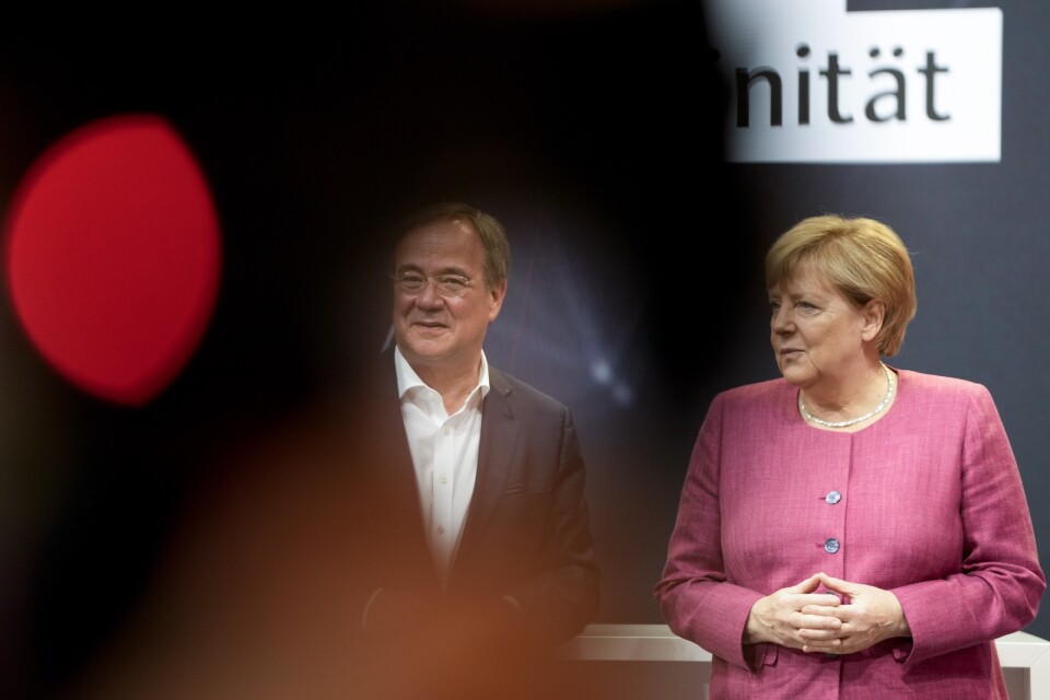 Tysklands förbundskansler Angela Merkel tillsammans med sin partikollega och efterträdare på ordförandeposten Armin Laschet.