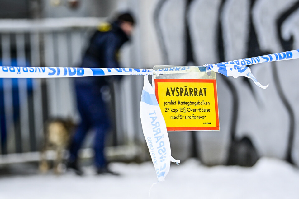 Polis söker med hund i området där en man hittades nerkyld i Eksjö. Mannens tillstånd beskrivs som kritiskt.