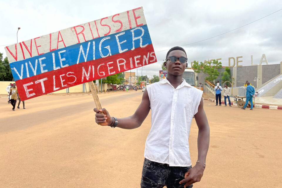 En anhängare till juntan i Niger håller tidigare i veckan upp ett plakat med den ryska flaggans färger och texten: Leve Ryssland, leve Niger och leve nigerierna.
