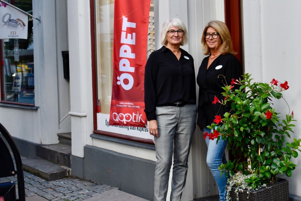 Britt-Helene Thorman och Gunilla Nyberg från Aoptik. Tillsammans med kollegan Britt Stenlund hjälper de kunder att hitta rätt glasögon.