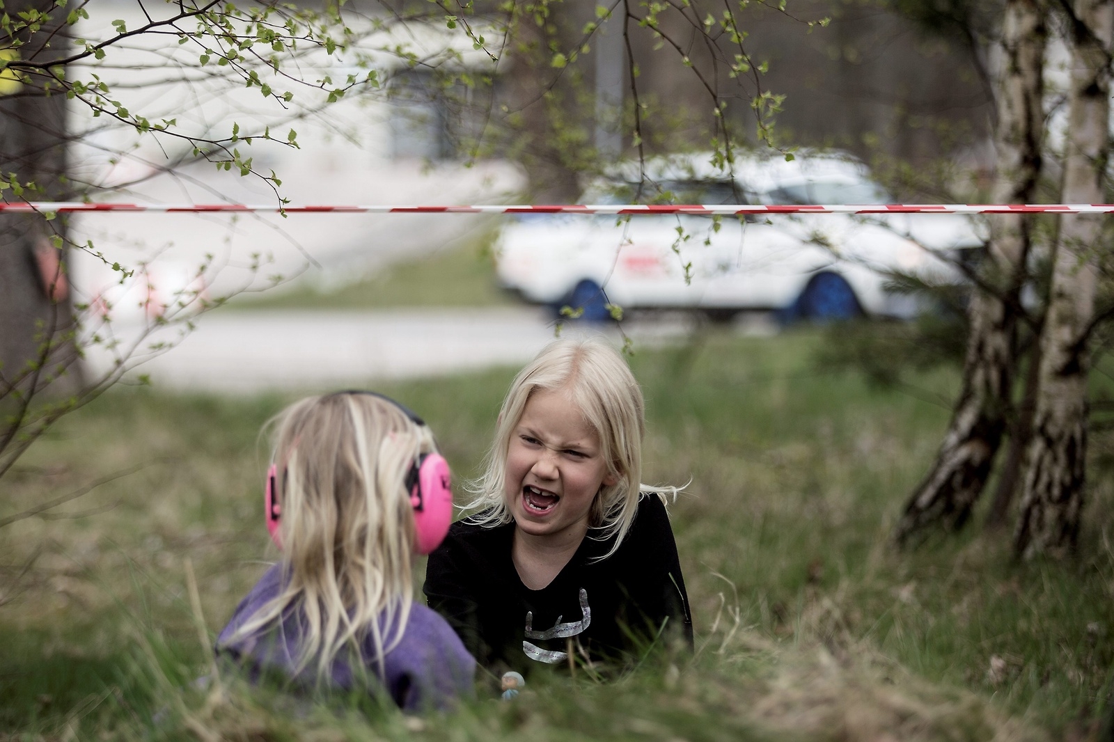 Kusinerna Amanda Sigvardsson och Freja Lindén (ryggen mot kameran) var minst lika mycket intresserade av att leka med varandra som att titta på rallyt. 	          Foto: Jörgen Johansson