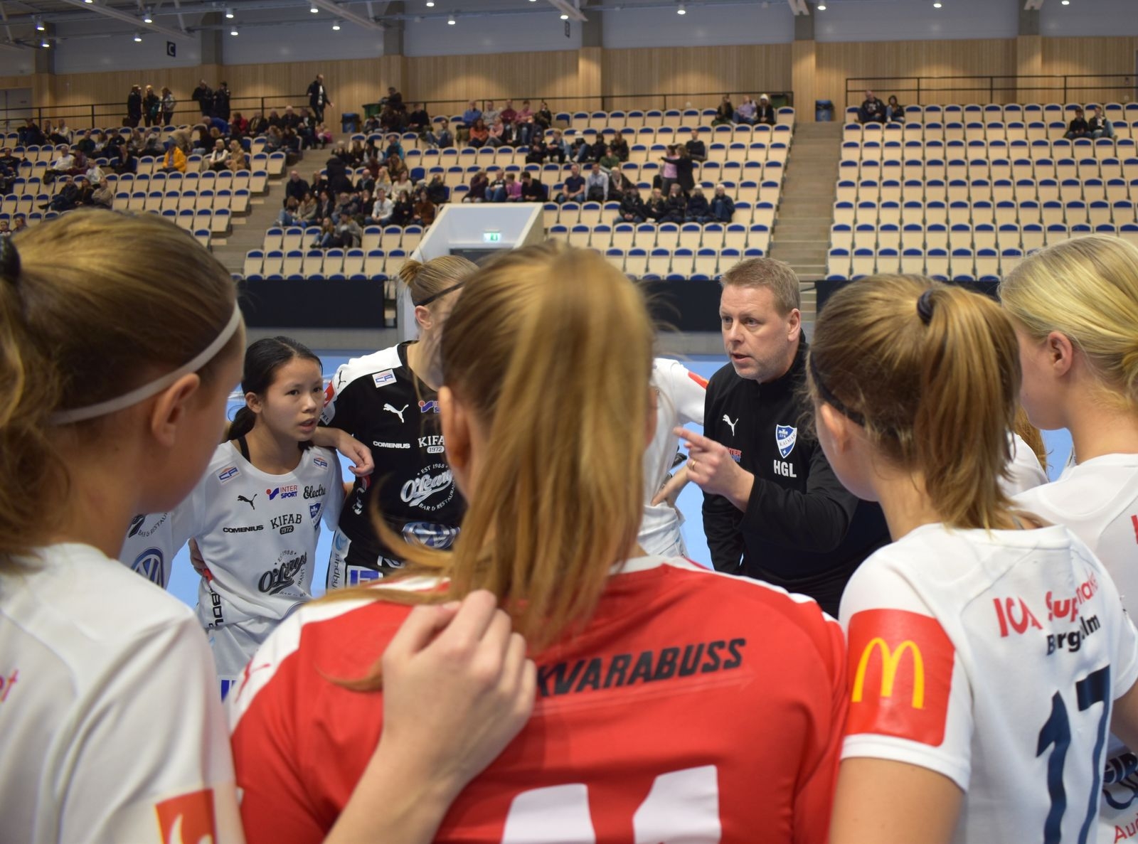 IFK Kalmars tränare Henrik Gustafsson Lind ger sina instruktioner och peppar sina spelare.