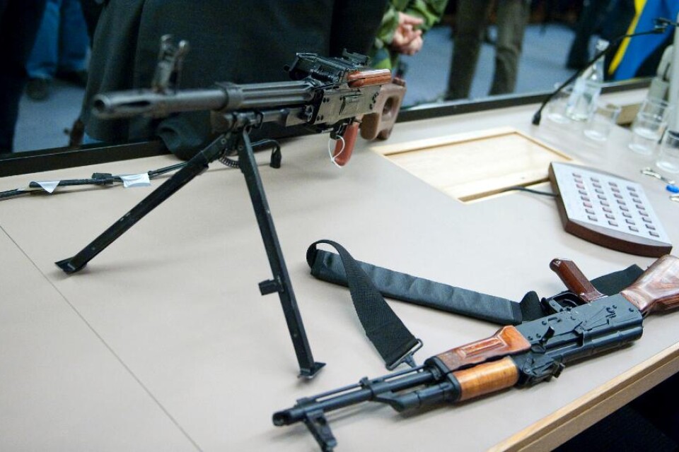 I Slovakien kan kriminella skaffa automatvapen helt lagligt. Hundratals så kallade stiftade vapen smugglas till Sverige, görs skjutklara och används vid brott, rapporterar Ekot i Sveriges Radio. I Slovakien klassas de stiftade vapnen som leksaker och an